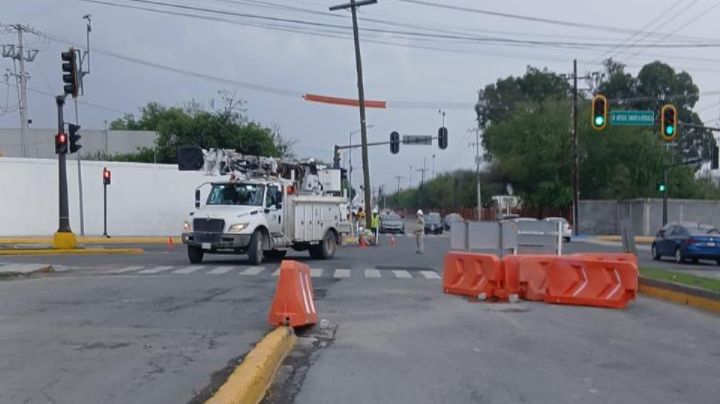 CFE retira poste de alta tensión que ponía en riesgo la vialidad en San Nicolás
