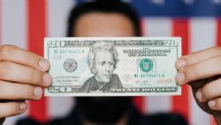 ¿Superpeso en peligro? La barrera que busca romper el dólar hoy jueves 25 de junio