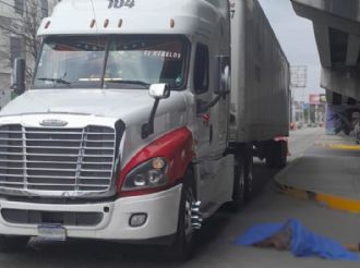 Arrolla tráiler a limpiaparabrisas en Av. Miguel Alemán