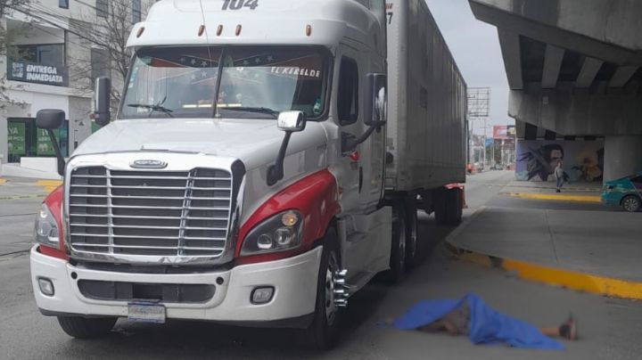 Arrolla tráiler a limpiaparabrisas en Av. Miguel Alemán