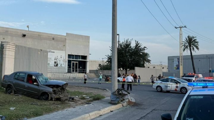 Muere mujer tras choque con poste; hombre resulta herido en Guadalupe