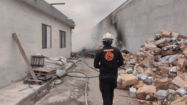 Incendio en negocio de tarimas moviliza a cuerpos de auxilio en Escobedo