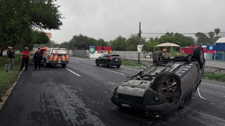 Volcadura deja 2 lesionados en  Carretera Nacional; cierran vialidad en un carril