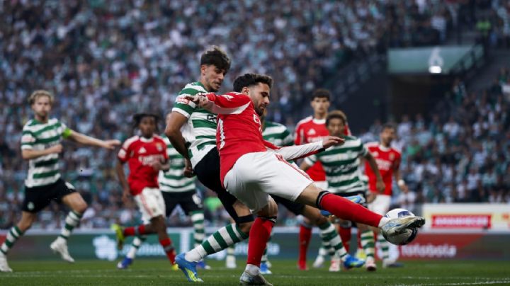Benfica se impone en el tiempo de descuento al Sporting y aviva lucha por liderato