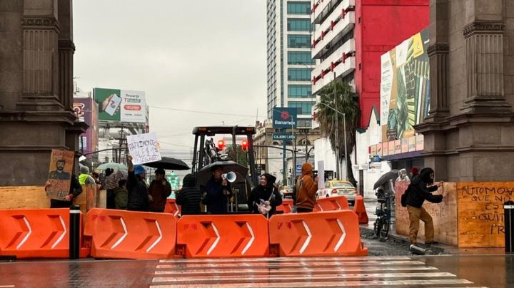 Protestan contra la reapertura de carriles debajo del Arco de la Independencia