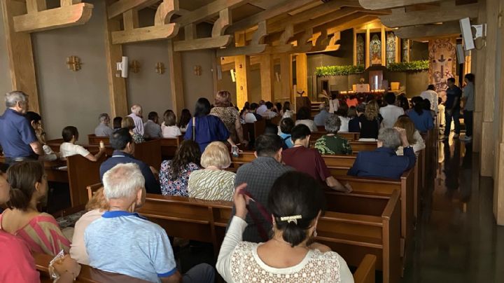 Fieles recorren siete templos en San Pedro durante Jueves Santo