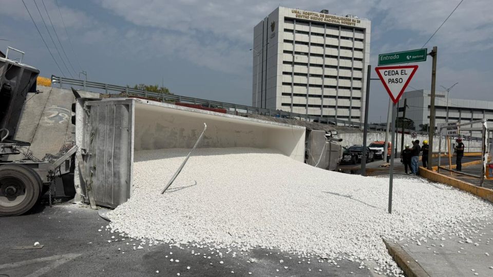 Tráiler volcado en Lincoln y Fidel Velázquez
