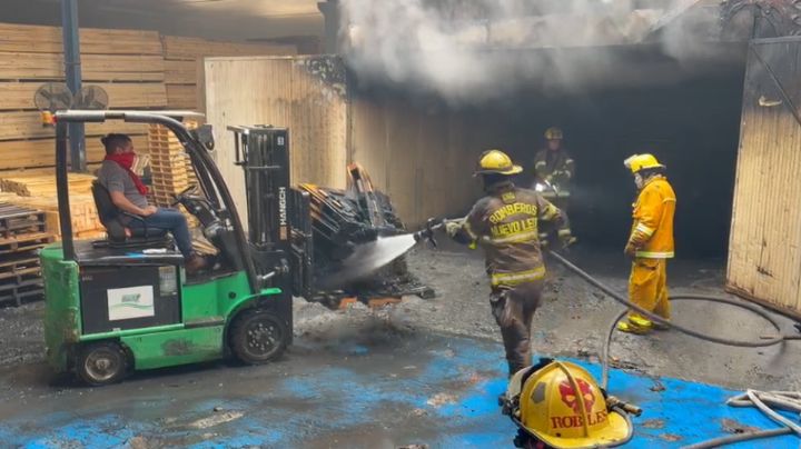 Desalojan fábrica en Escobedo por incendio; se intoxican 4 personas