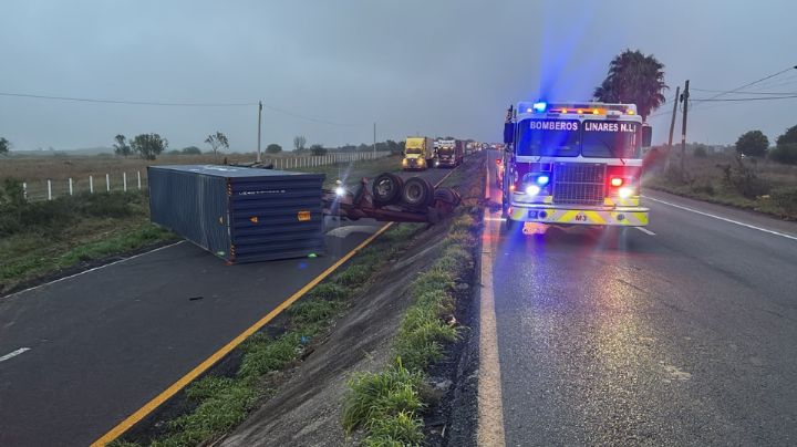 Vuelca tráiler en la Carretera Nacional; carriles quedan obstruidos