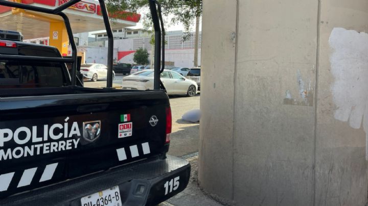 Muere adulto mayor de un infarto mientras esperaba a su esposa en gasolinera de Monterrey