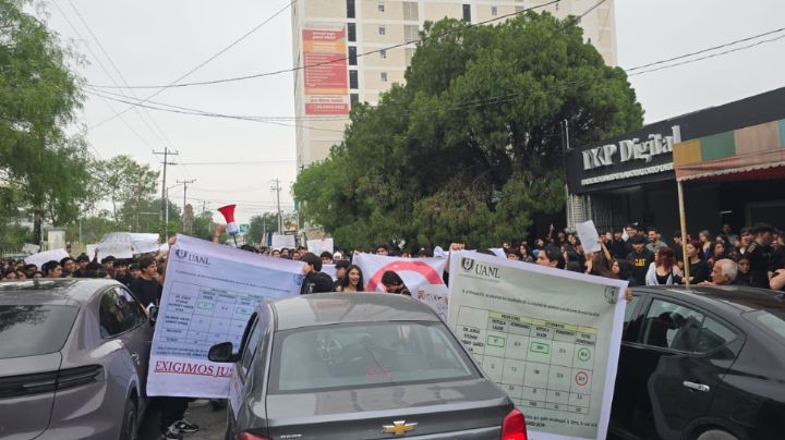 Estudiantes de Odontología bloquean calles en la colonia Mitras de Monterrey