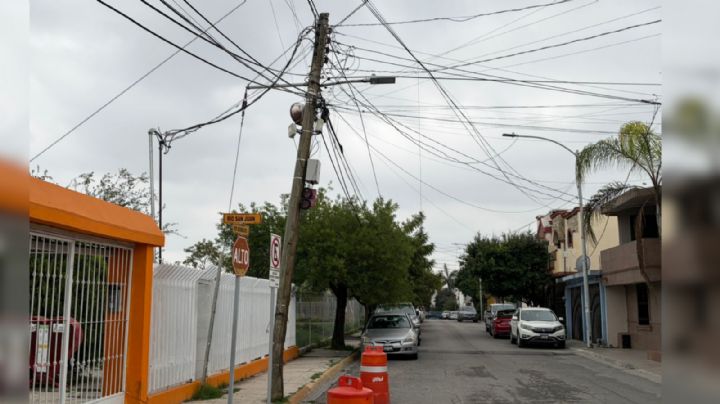 Peligro en San Nicolás: Postes de CFE a punto de caer junto a primaria en colonia Casa Blanca