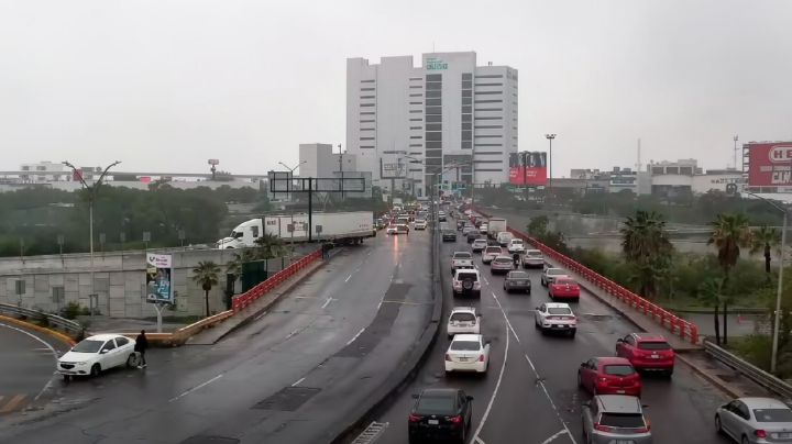 Operadores de carga pesada bloquean puentes al ignorar señales de restricción en Guadalupe