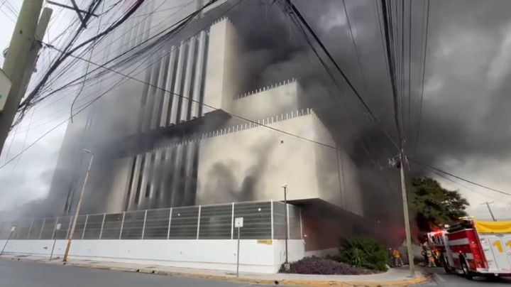 Se incendia sótano de edificio bancario en avenida Morones Prieto