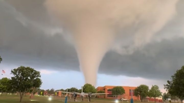 Tornado arrasa con casas en Oklahoma; permaneció 30 minutos en tierra