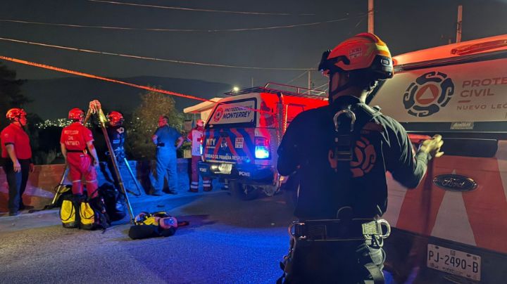 Protección Civil NL recata a un hombre presuntamente arrojado a un canalón en Monterrey