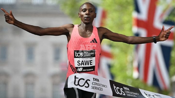 El keniano Sabastian Sawe bate el récord mundial de maratón con 1h59:30