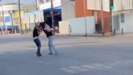 Hombres toman el centro de Monterrey como ring para pelearse y se hacen virales