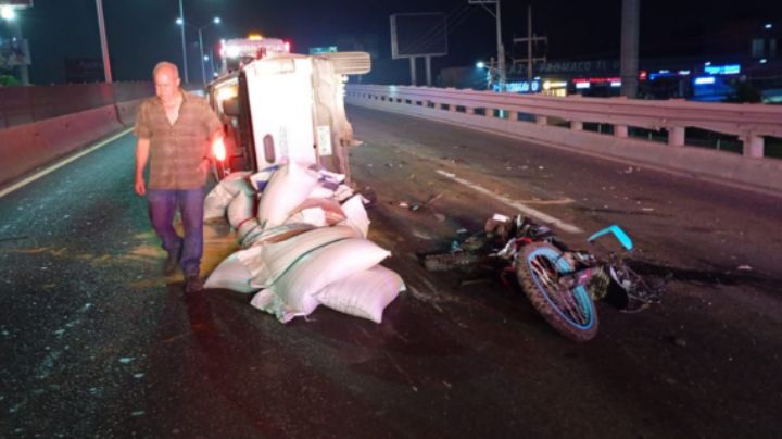Conductor choca contra tráiler que transportaba alimento para ganado en la Carretera Nacional
