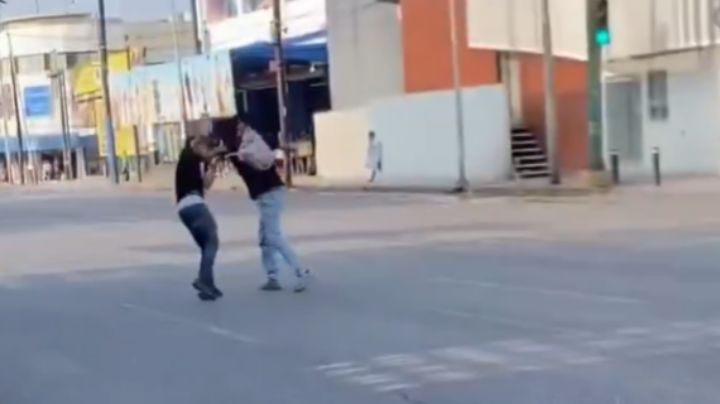 Hombres toman el centro de Monterrey como ring para pelearse y se hacen virales