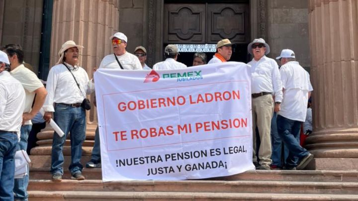 Jubilados de Pemex y CFE protestan en Monterrey contra recorte a pensiones