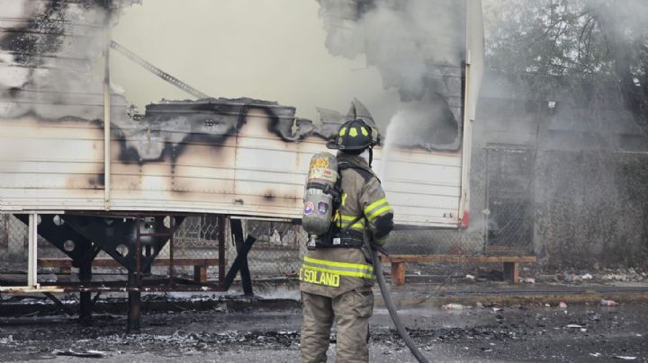 Incendio consume colchones y desechos en caja de tráiler en Monterrey
