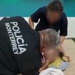 Salva Policía de Monterrey a niña de ahogarse en alberca