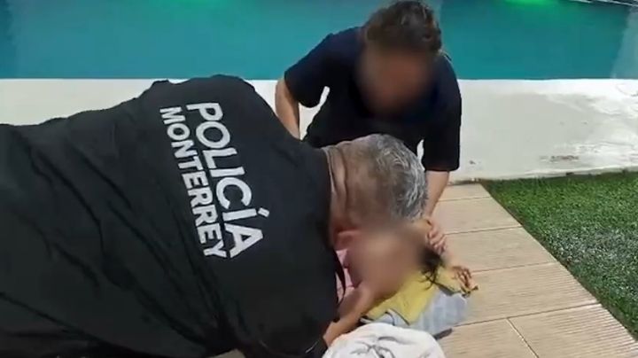 Salva Policía de Monterrey a niña de ahogarse en alberca