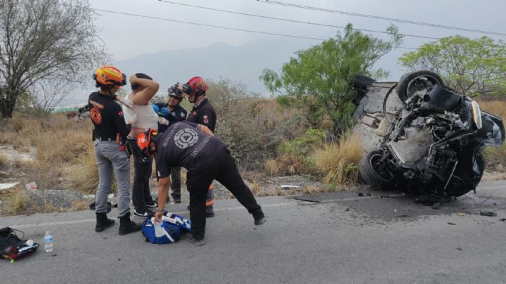 Vuelca camioneta en la autopista Monterrey-Saltillo
