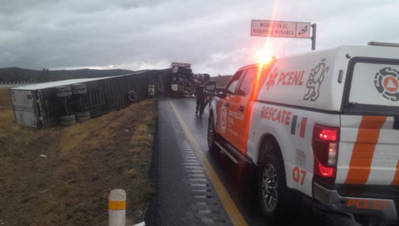 Tráiler que transportaba jugos y sueros vuelca en la autopista a Laredo, Salinas Victoria