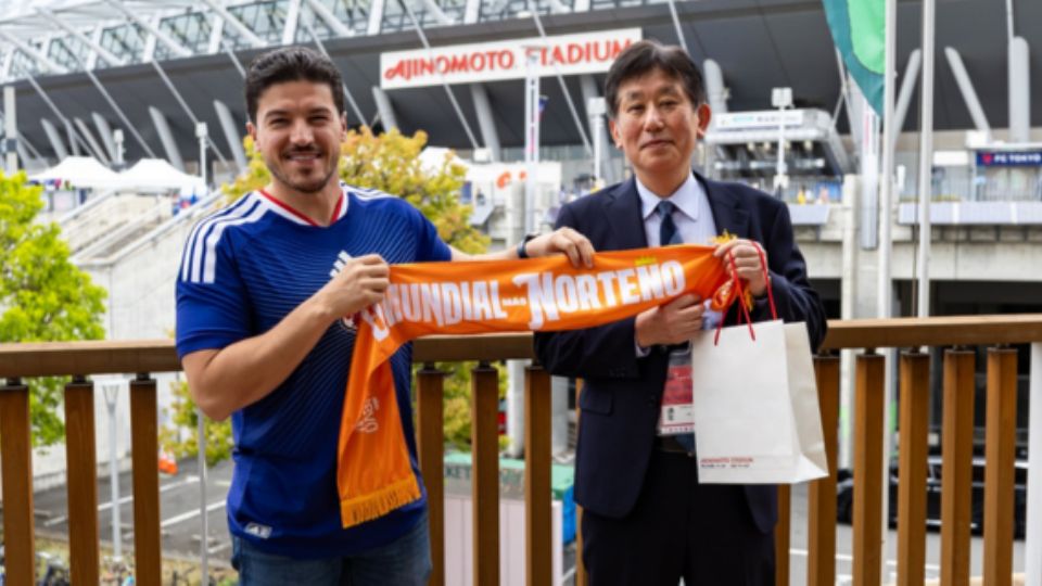 Samuel García en su visita a Tokio.