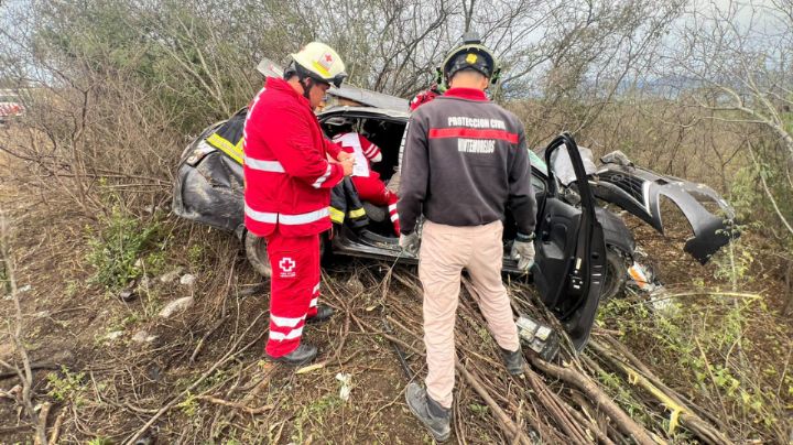 Vuelca auto en la Carretera Nacional; 2 mujeres quedan atrapadas