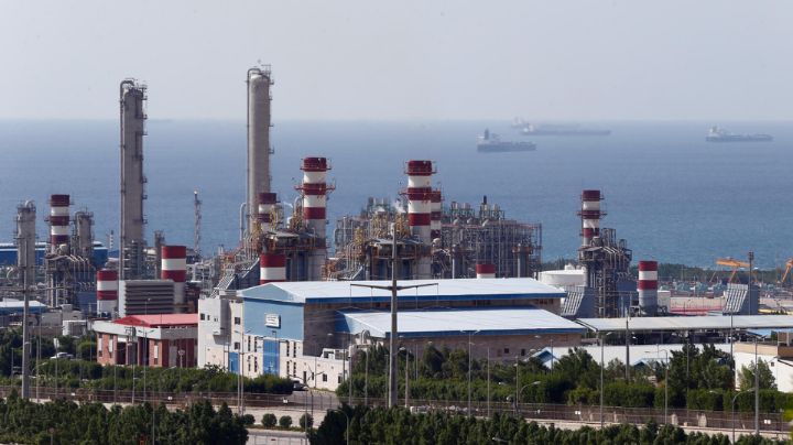 Israel ataca mayor planta petroquímica iraní