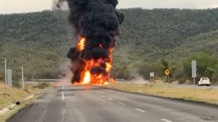 Pipa vuelca y termina incendiada en Montemorelos; cierran Carretera Nacional