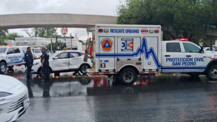 Lluvia deja choques en diversos puntos de NL y un atropello