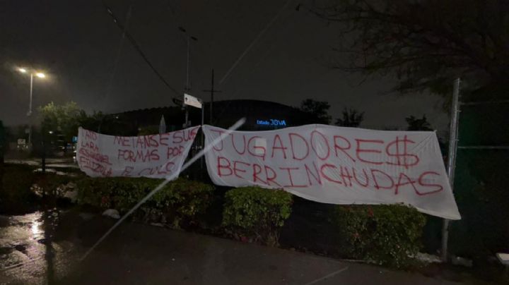 Coloca afición mantas contra Rayados y la directiva en el ‘Gigante de Acero’