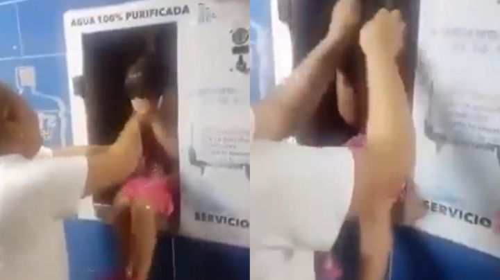 Ante falta de agua, mamá 'baña' a su hija en un despachador de agua, en Torreón | VIDEO