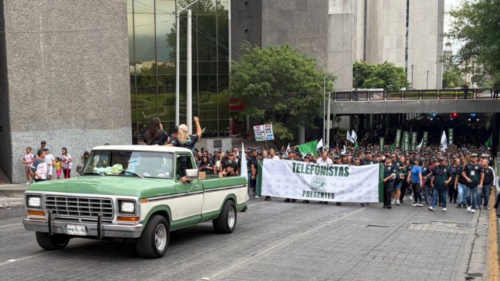 Maestros y telefonistas de Monterrey exigen mejoras durante marcha por Día del Trabajo