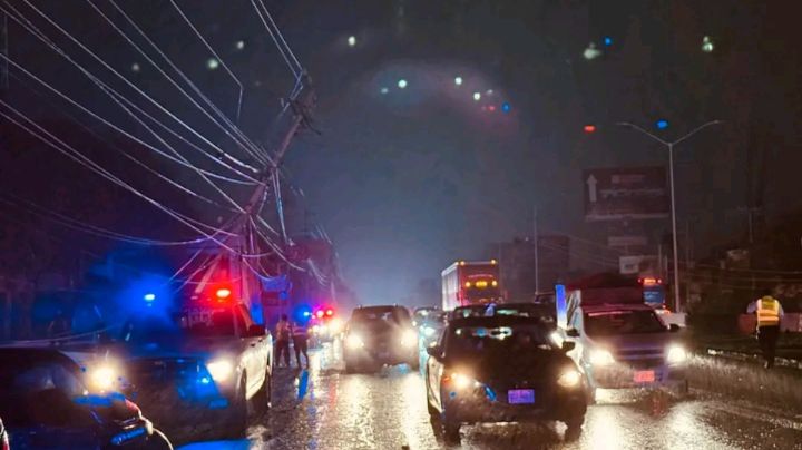 Choque y volcadura deja cables de alta tensión colgando en Los Cristales