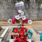 Cientos de familias desafían el calor para visitar a sus madres en panteones regios