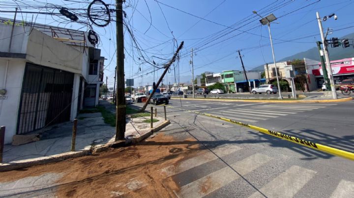 Tráiler derriba poste y deja sin luz a vecinos en avenida Ruiz Cortines