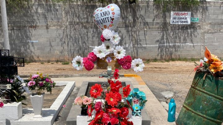 Cientos de familias desafían el calor para visitar a sus madres en panteones regios