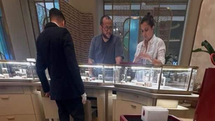 Captan a hijo de AMLO visitando joyería de lujo en Cancún