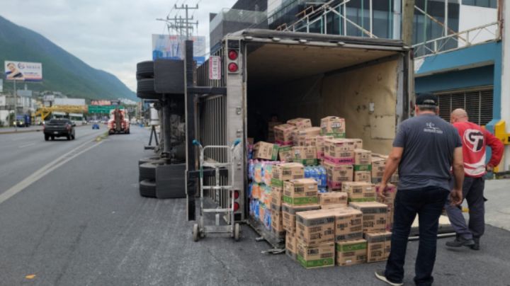 Tráiler que transportaba detergentes vuelca en Av. Garza Sada, Monterrey