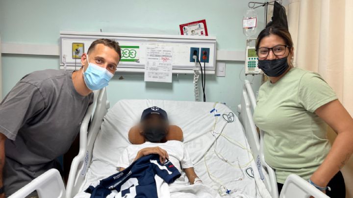 Sergio Canales visita a Carlo, paciente pediátrico de la UMAE 25 del IMSS