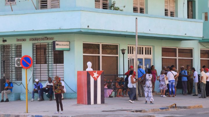 Cuba acusa a EU de provocar crisis sanitaria; 100 mil pacientes esperan cirugía