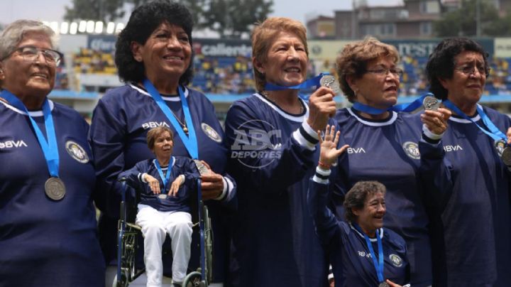 Selección Mexicana Femenil 1971 recibe reconocimiento en la Final Rayadas vs. América