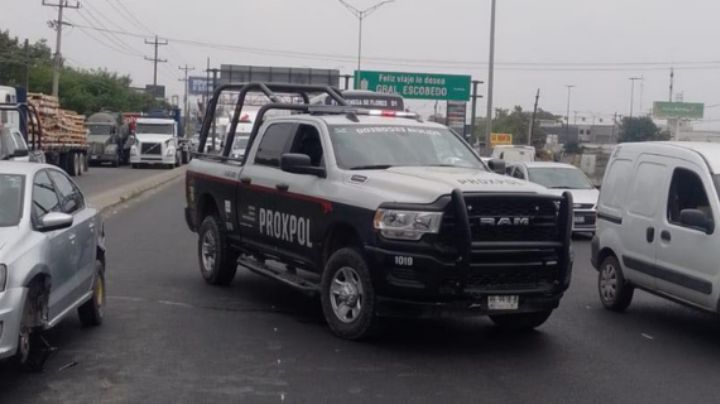 Atropellan a hombre mientras cambiaba una llanta y muere, en Escobedo