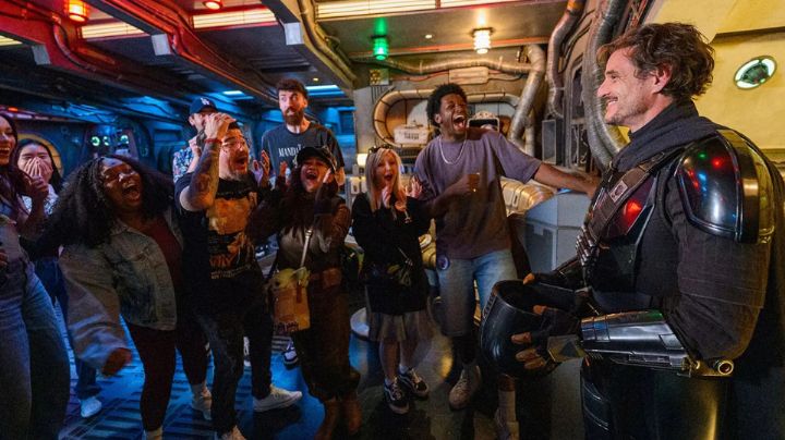 Pedro Pascal sorprende en Disneyland vestido como The Mandalorian