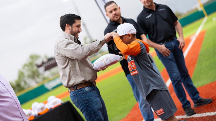 Salinas Victoria entrega uniformes a selección que competirá en el Nacional Infantil de Beisbol